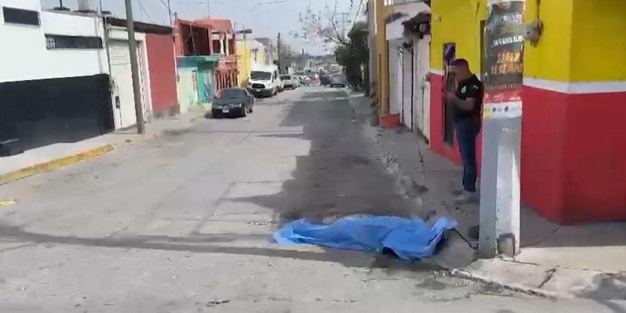 Hombre fallece en la vía pública en Saltillo