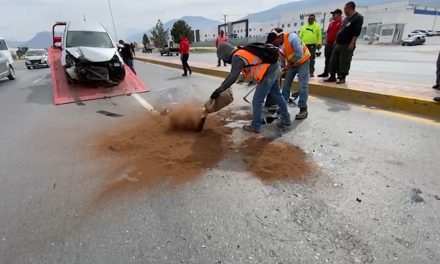 Falta de abanderamiento por parte de unidad de Arteaga provoca colisión