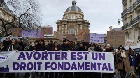 Francia es el primer país en incluir el derecho al aborto en su Constitución