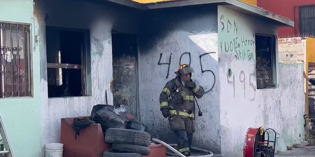 Fuerte incendio moviliza a bomberos en Saltillo