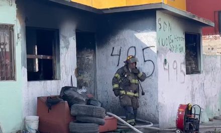 Fuerte incendio moviliza a bomberos en Saltillo