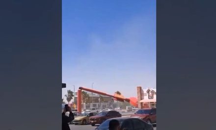 Fuertes vientos ocasionan destrozos en Torreón; provocan caída de anuncio espectacular