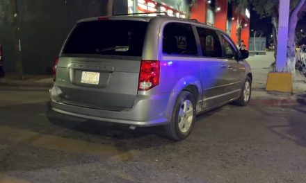 Ignora luz roja de semáforo y ocasiona choque en V. Carranza