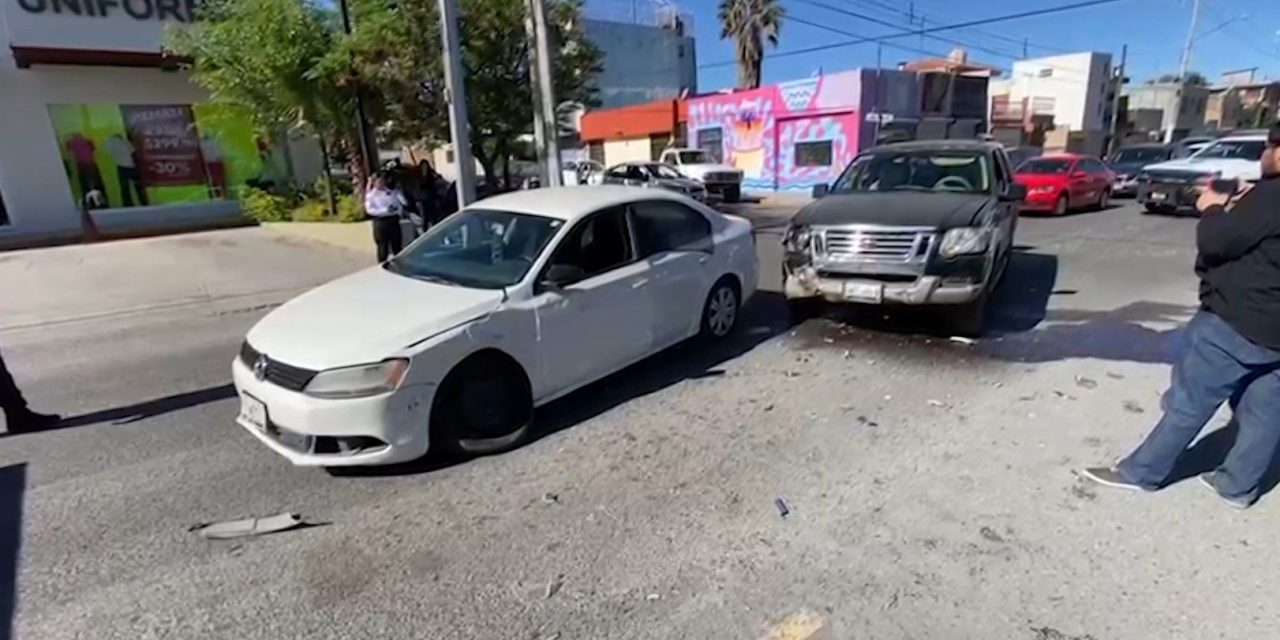 Conductora ignora luz roja y provoca accidente en el centro de Saltillo