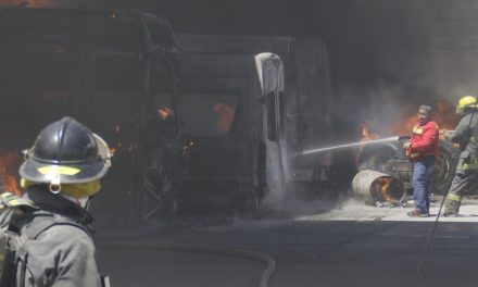 Incendio consume vehículos al interior de un taller mecánico en Ramos Arizpe