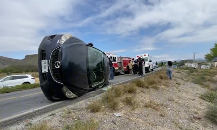Saltillo: Invade carril y provoca volcadura
