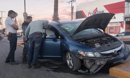 Joven protagoniza aparatoso accidente al impactarse en un camellón en Parras