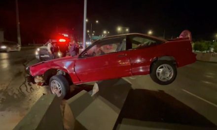 Ebrio manda al yonque su auto tras dormitar y chocar en Saltillo