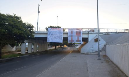Tras plagio masivo en Culiacán cuelgan narcomantas donde exhiben a supuestos líderes criminales