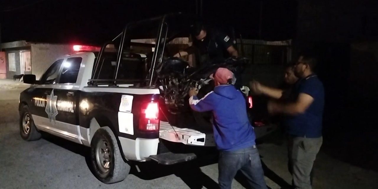 Motociclista se impacta con un automóvil al querer rebasarlo en Parras