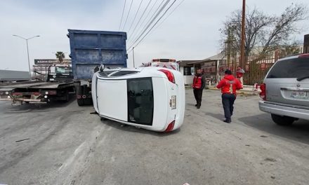 Mujer resulta heridas tras volcar su vehículo en la Saltillo-Monterrey