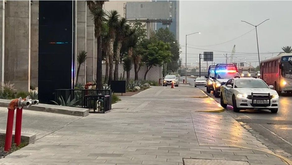 Mujer cae del piso 14 en hotel del centro de Monterrey y pierde la vida