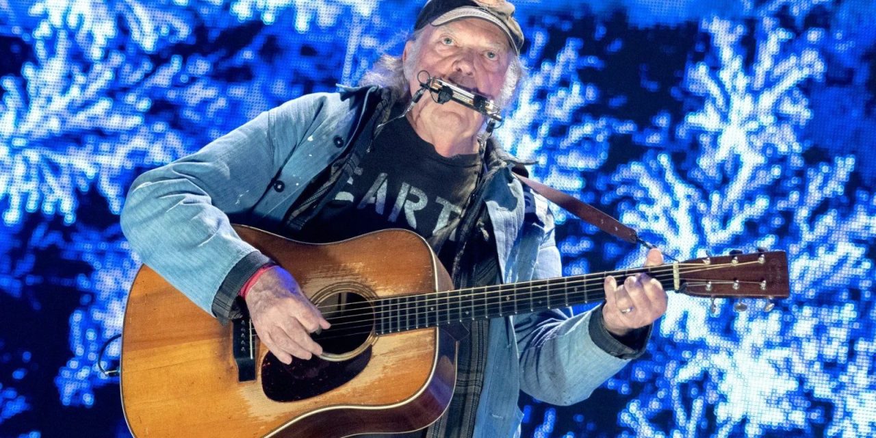 Neil Young anuncia el regreso de su música a Spotify