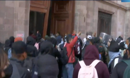 Normalistas de Ayotzinapa derriban una puerta para ingresar a Palacio Nacional