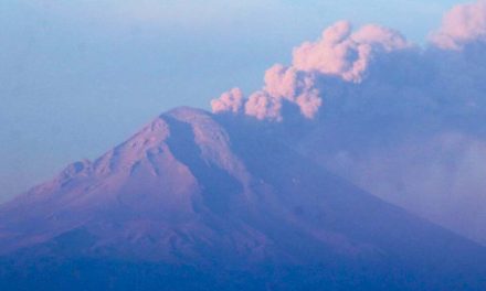 Popocatépetl lanza ceniza a la Zona Metropolitana de Puebla