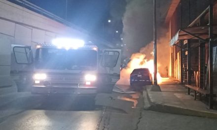 Por falla mecánica auto acaba ardiendo en Saltillo