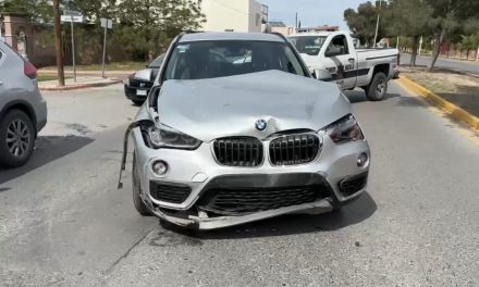 Mujer provoca choque y volcadura por imprudente maniobra en Saltillo