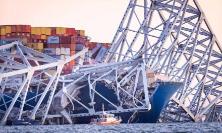 Video: El impactante momento en que un puente en Baltimore se derrumba tras ser golpeado por un barco