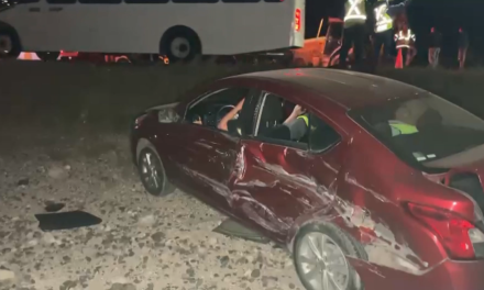 Saltillo: Por rebasar sin precaución terminó provocando fuerte choque