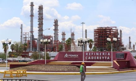 Respalda AMLO las refinerías y niega que contaminen