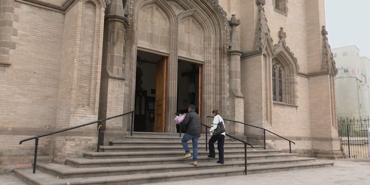 Saltillenses recorren los siete templos