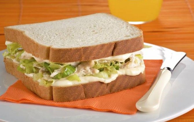 Mueren dos personas por comer sándwiches de pollo con mayonesa en un hospital
