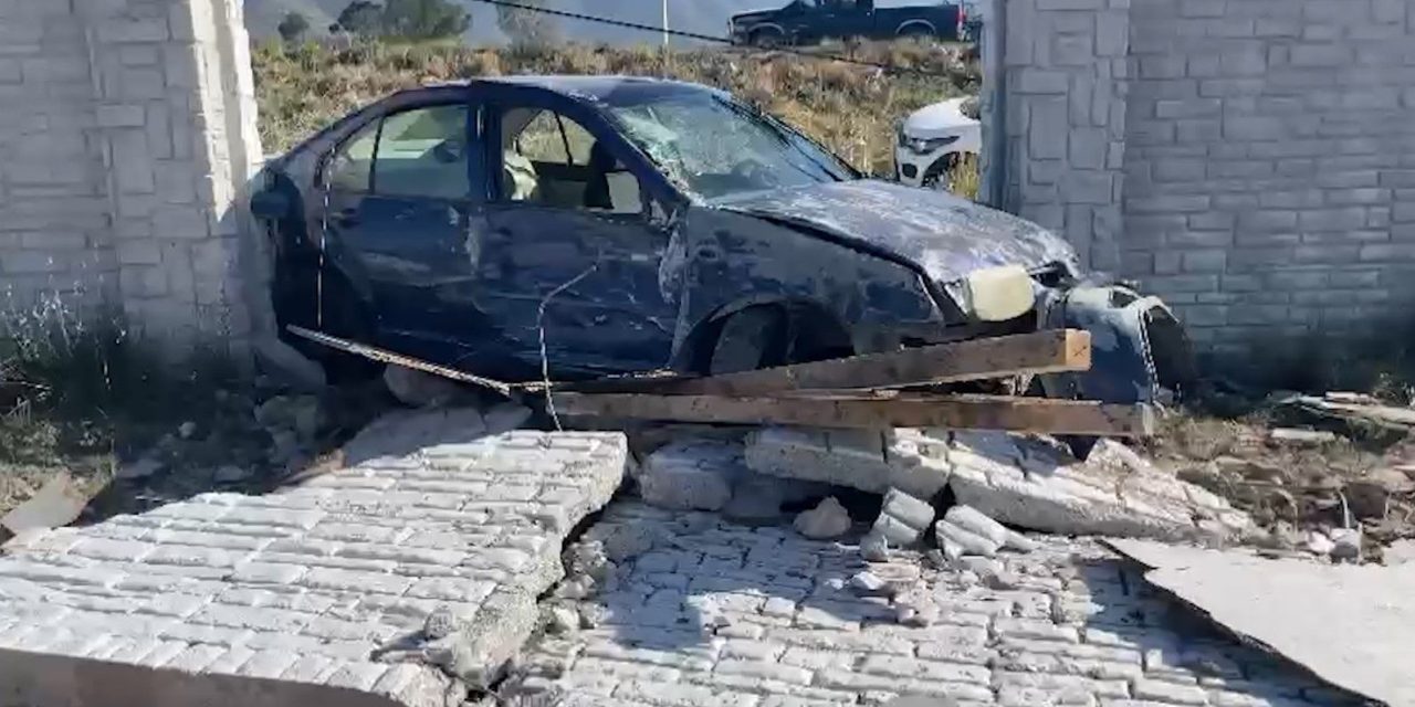 Conductor se estrella contra barda de la UAAAN
