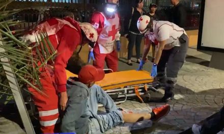 Taxi derriba a pareja de motociclistas en Saltillo