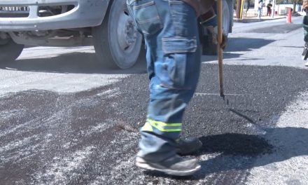 Trabajan para atender baches en Saltillo