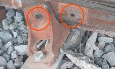 Activistas exhiben mala calidad de vías del Tren Maya tras descarrilamiento