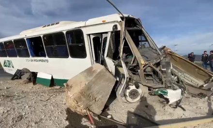 Tres trabajadores resultaron heridos en accidente de transporte en Saltillo
