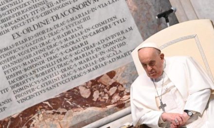 El Papa Francisco descarta renunciar y niega problemas de salud en su nueva autobiografía