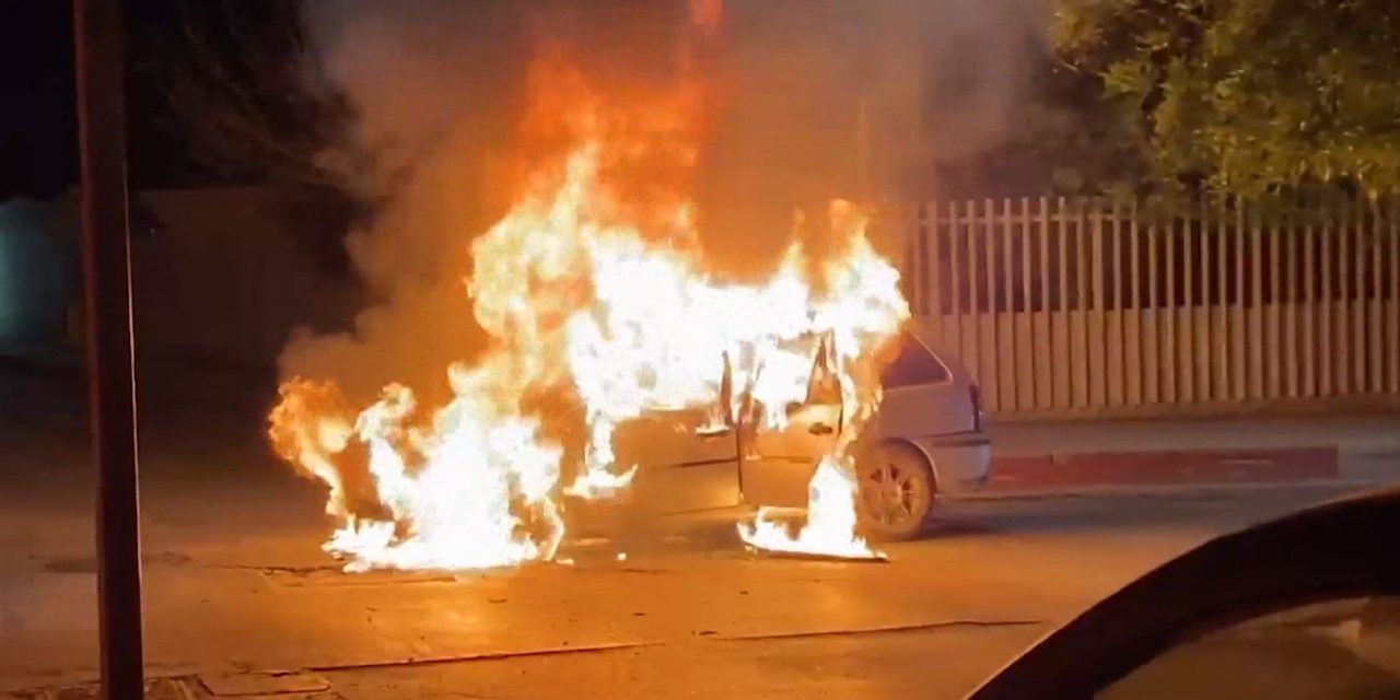 Vehículo arde por falla mecánica en el centro de Saltillo