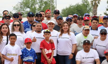 Lanza Diana Haro la primera bola en torneo de softbol