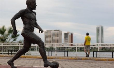 Retiran estatua de Dani Alves en su ciudad natal tras recibir condena