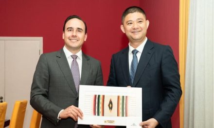 Manolo Jiménez inicia gira económica por Asia