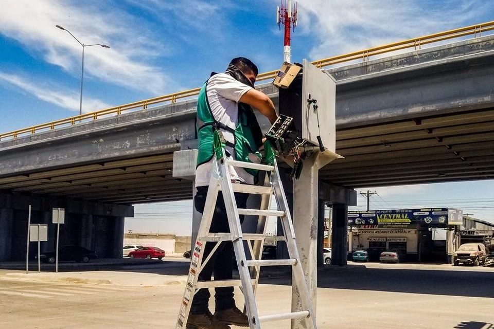 Dan mantenimiento preventivo a semáforos