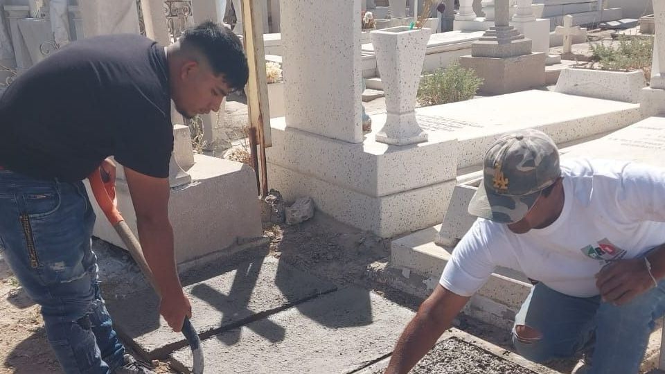 Realizan limpieza en panteones municipales de Torreón