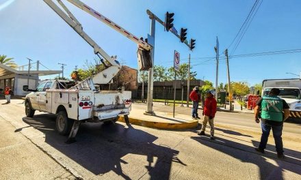 Realiza Torreón revisión y mantenimiento a semáforos