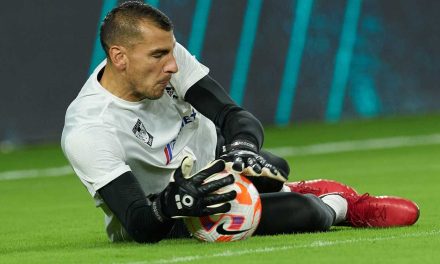 Tigres sancionará a Nahuel Guzmán tras apuntar con láser a portero de Rayados