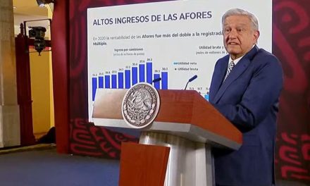 AMLO acusa a TV Azteca de conflicto de intereses porque Afore Azteca debe al IMSS 1,780 millones