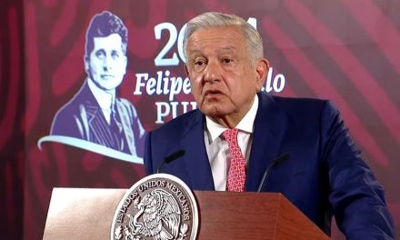 AMLO explota por las preguntas de los moderadores en el primer debate presidencial