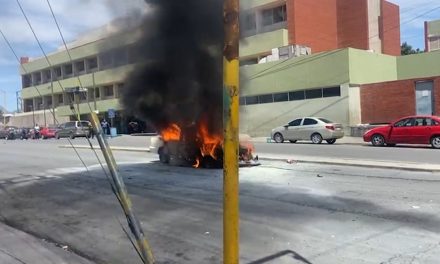 Ante muchas miradas se incendia un vehículo  afuera del Seguro 2 en Saltillo