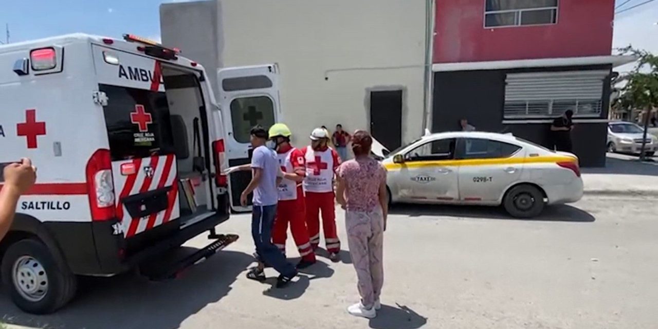 Arrolla taxista al tripulante de una moto en Saltillo