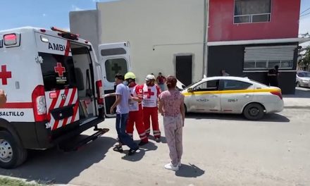 Arrolla taxista al tripulante de una moto en Saltillo
