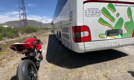 Autobús derriba a motociclista en la Saltillo-Monterrey