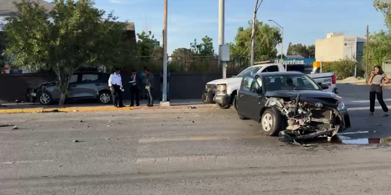 Hombre causa aparatoso choque en Coss