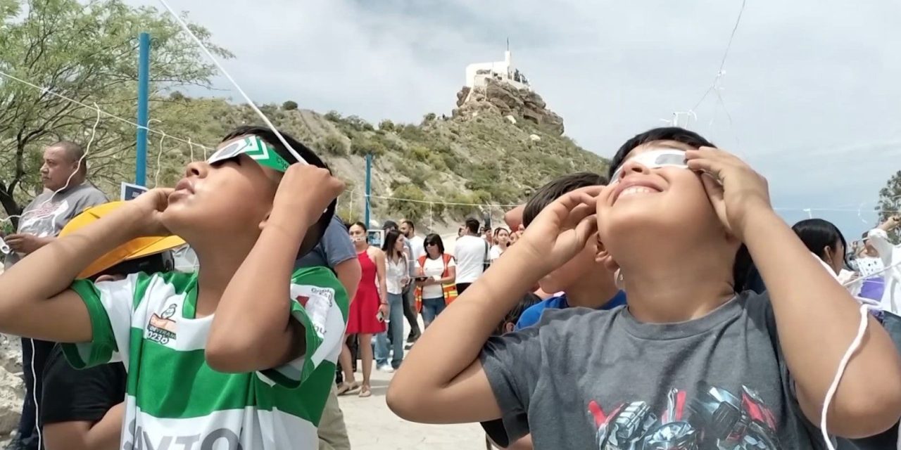 Cientos de personas disfrutaron el eclipse total en el Santo Madero, ícono de Parras de la Fuente