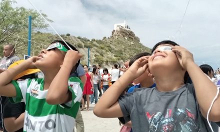 Cientos de personas disfrutaron el eclipse total en el Santo Madero, ícono de Parras de la Fuente