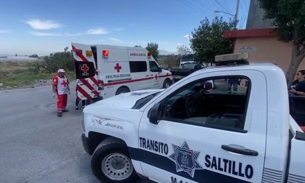 Conductor derriba a motociclistas y huye en Saltillo